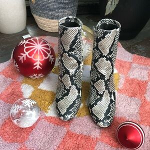 Aldo Snakeskin Pattern Booties Womens Size 8.